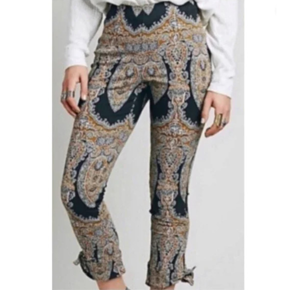 Free People Sz 6 Black & Gold Paisley Print High Rise Crop Pants Boho Artsy - Picture 2 of 11